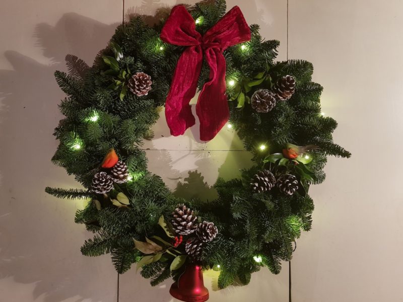 Wreath Red White w_lights Large 1-min