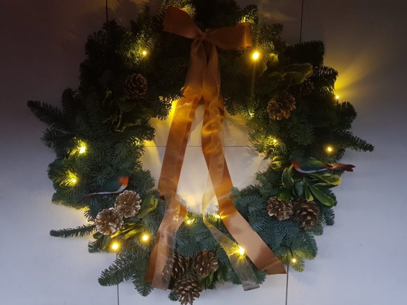 Wreath gold with lights large 1-min