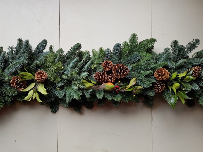 garland red natural with lights 1-min