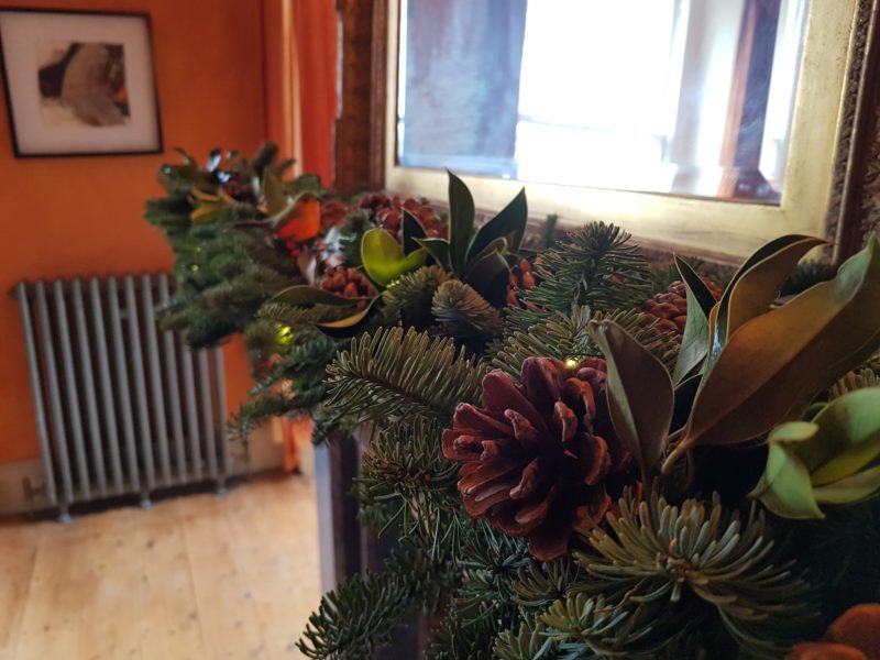 garland red natural with lights 2-min